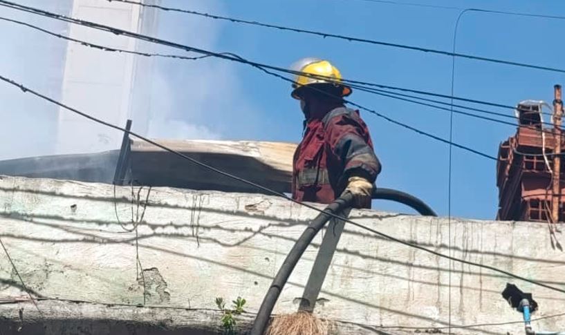 Incendio de una estructura en Caracas dejó pérdidas material