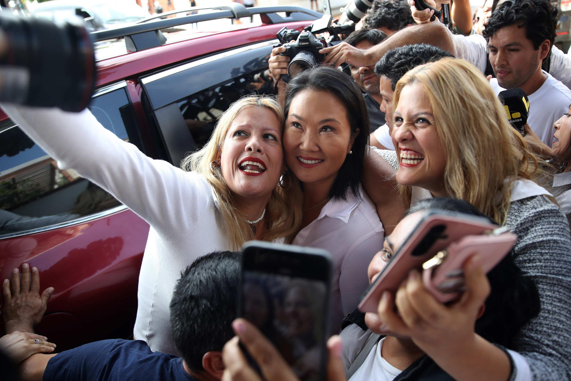 Keiko Fujimori celebra ventaja electoral con simpatizantes mientras el conteo continúa