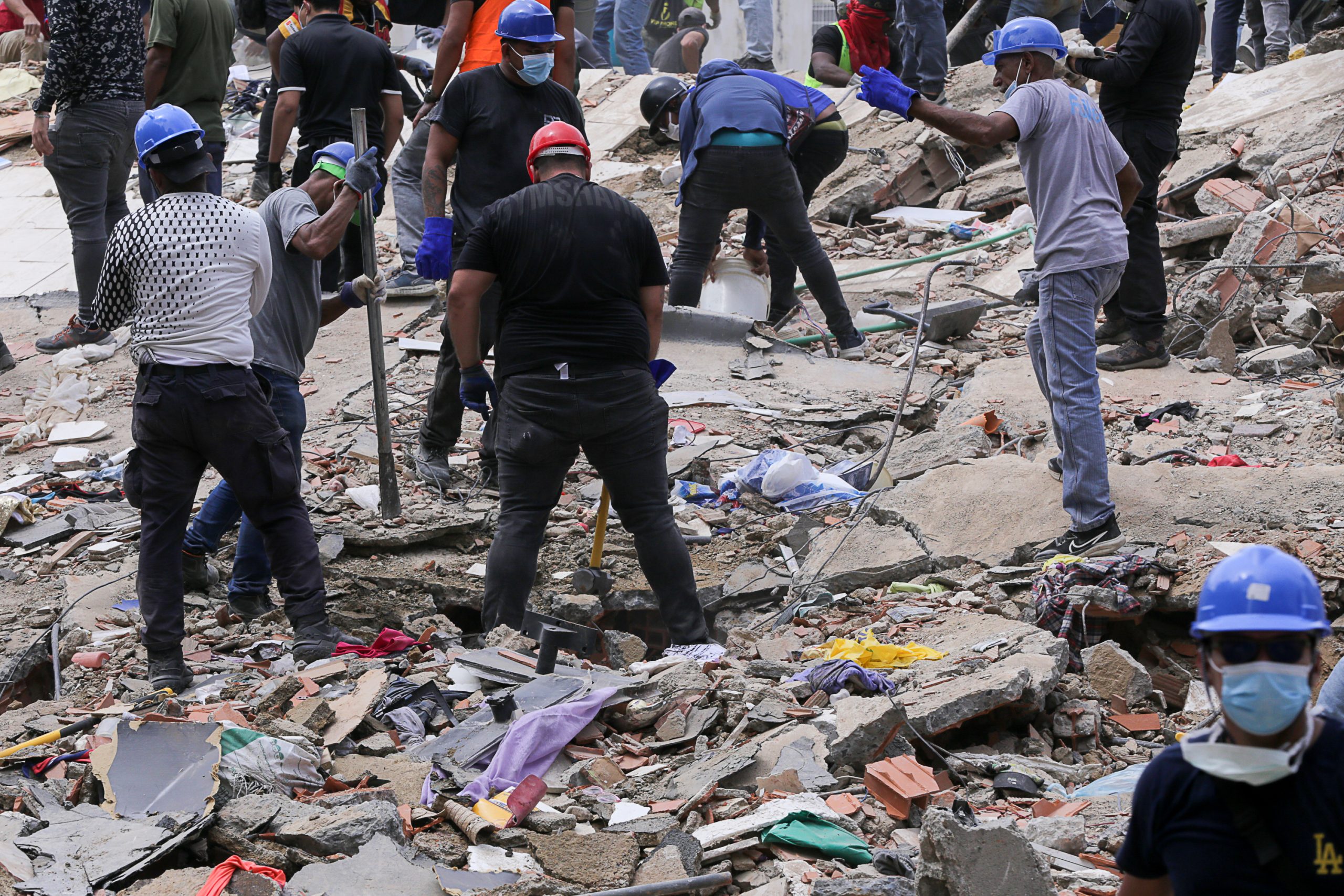 Caraqueños esperan por buenas noticias de familiares atrapados en edificios tras terremoto