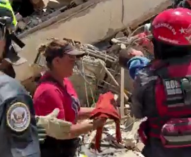Equipos de rescate de EEUU y Venezuela salvan a madre y su bebé en La Guaira (VIDEO)