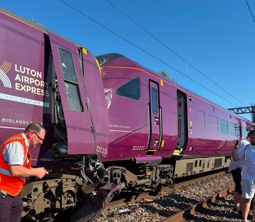 Dos trenes chocaron en Inglaterra (Fotos)
