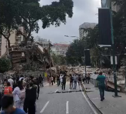 Reportan el colapso de dos edificios en Los Palos Grandes luego del terremoto (VIDEOS)