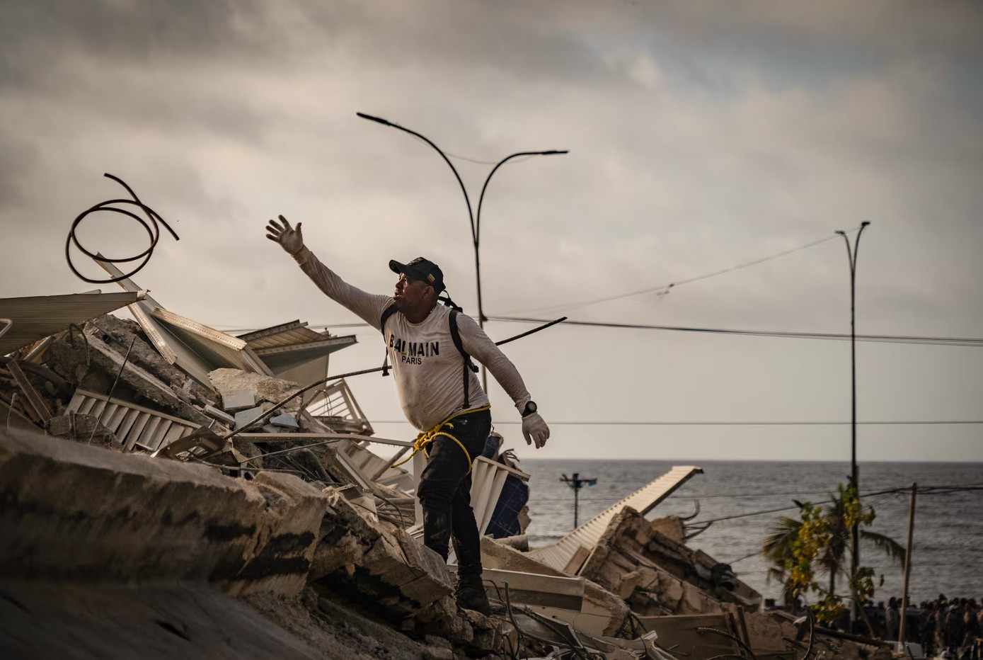 Mirando al mar desde la playa caribeña de La Guaira, de espaldas a la muerte