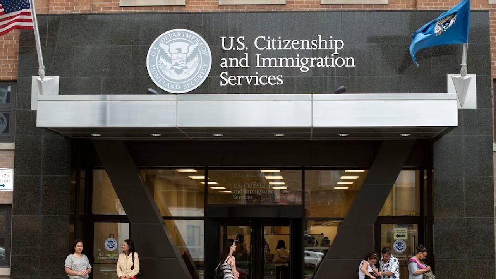 Uscis aclaró que no habrá una obligación automática de salir del país por la green card