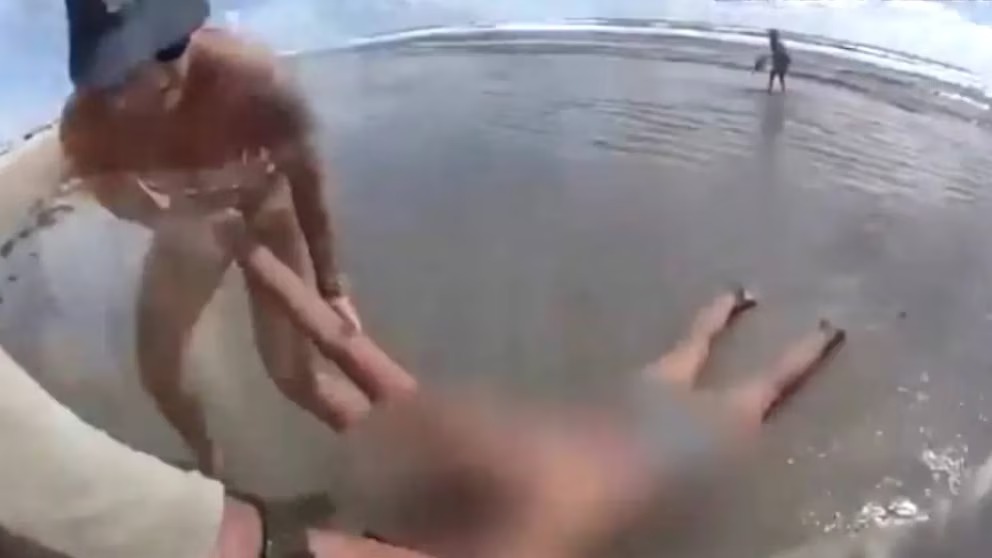 Dramático rescate en Florida: policía sacó del mar