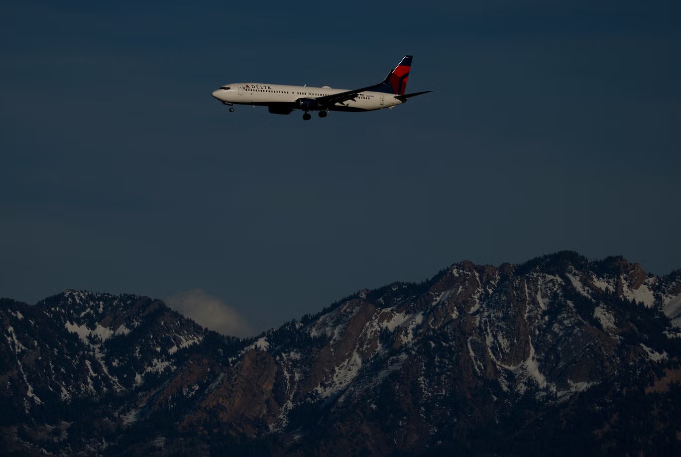 Caos en vuelo a Los Ángeles: avión fue desviado luego de que