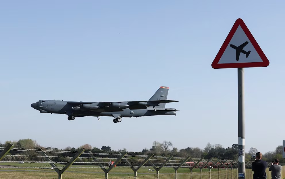 Siniestro aéreo de un bombardero B-52 en California dejó al menos ocho muertos