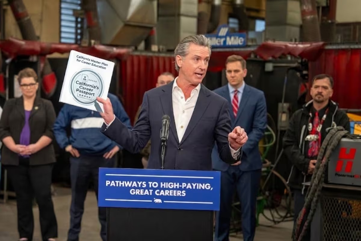 California lanza el "pasaporte laboral": puede ayudar a conseguir empleo sin título universitario