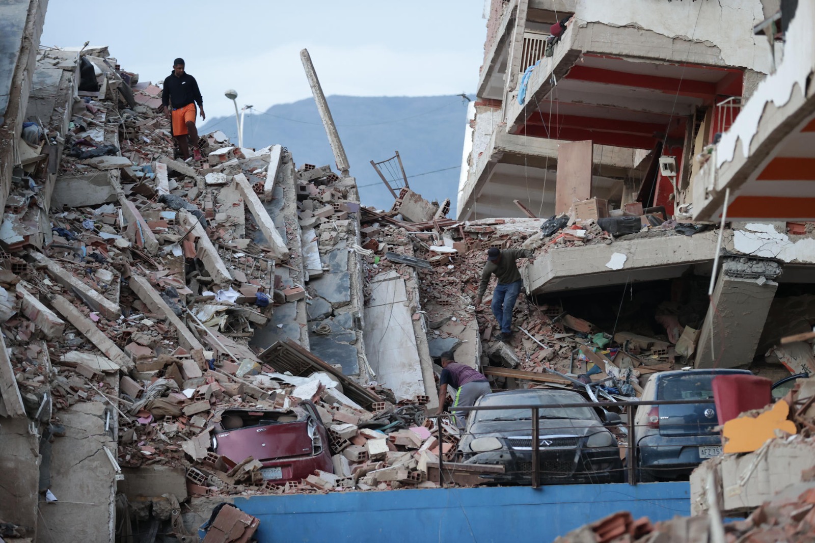 Venezolanos de Miami transforman su angustia por los terremotos en ayuda humanitaria