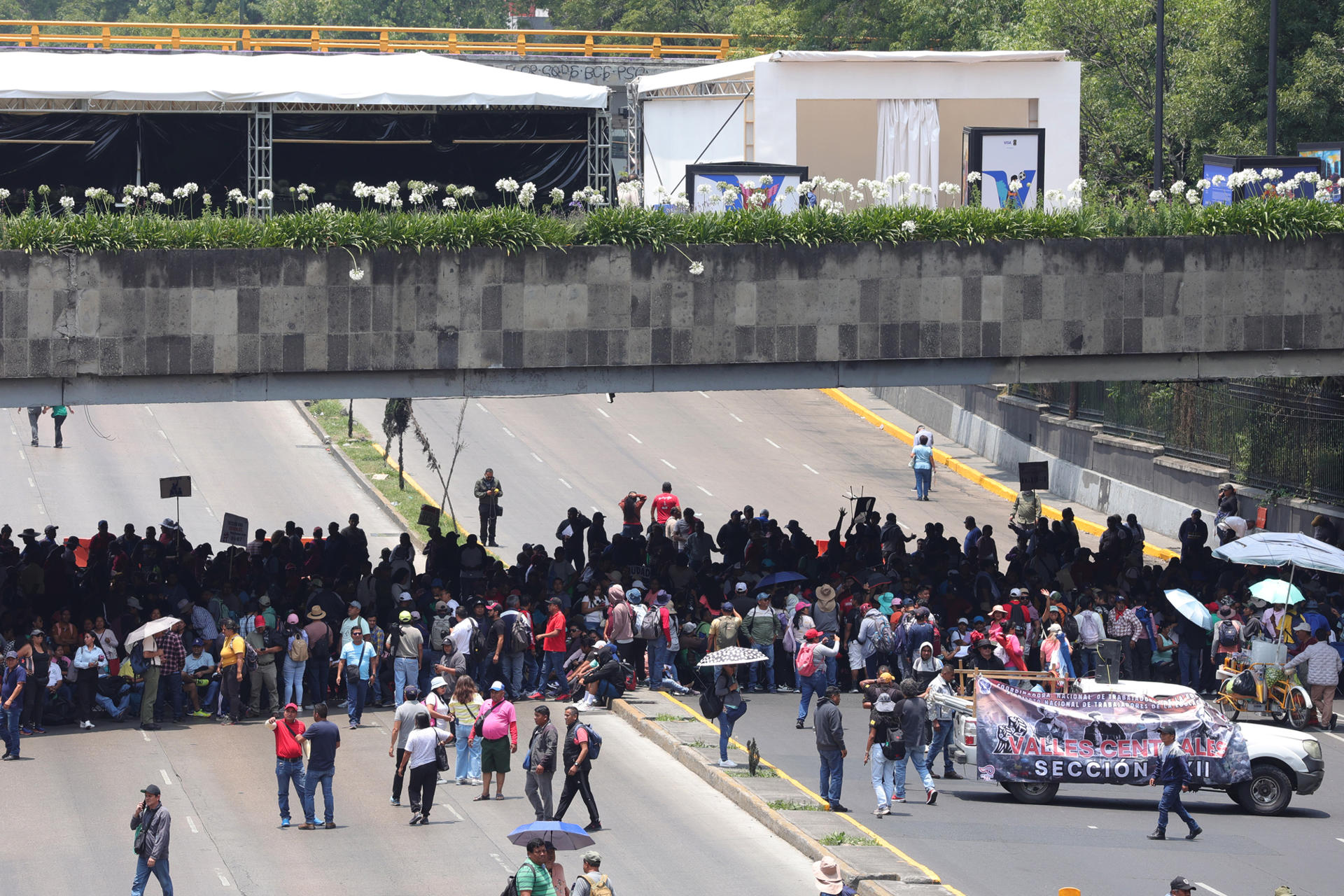 Manifestantes bloquearon una reconocida autopista de México para exigir justicia por caso Ayotzinapa