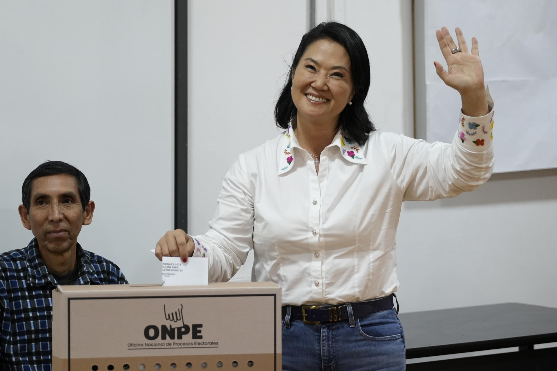 Keiko Fujimori votó en la segunda vuelta de Perú entre aclam