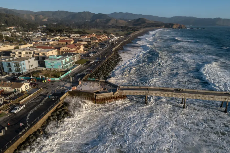 VIDEO aterrador: El momento en que una californiana fue arrastrada al océano por una ola repentina