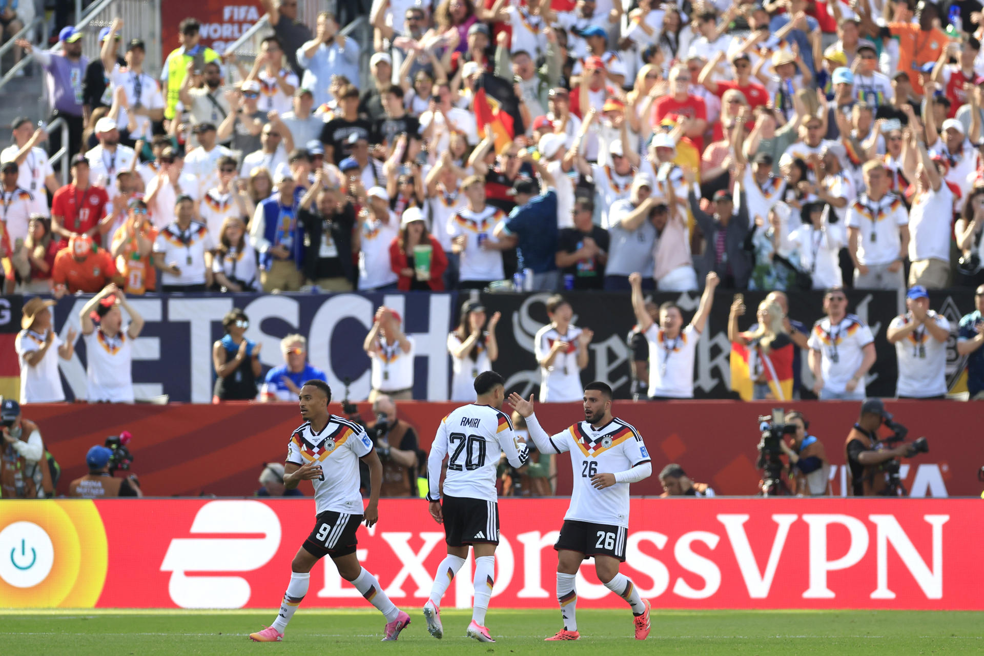 Alemania consiguió la remontada en el último minuto frente a Costa de Marfil y tiene casi lista su clasificación