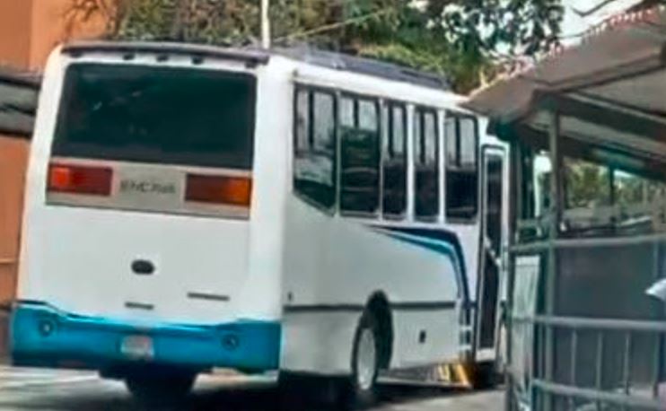 Autobús de traslados llegó a El Rodeo I que coincidió con una audiencia del caso Pdvsa-Cripto (VIDEO)