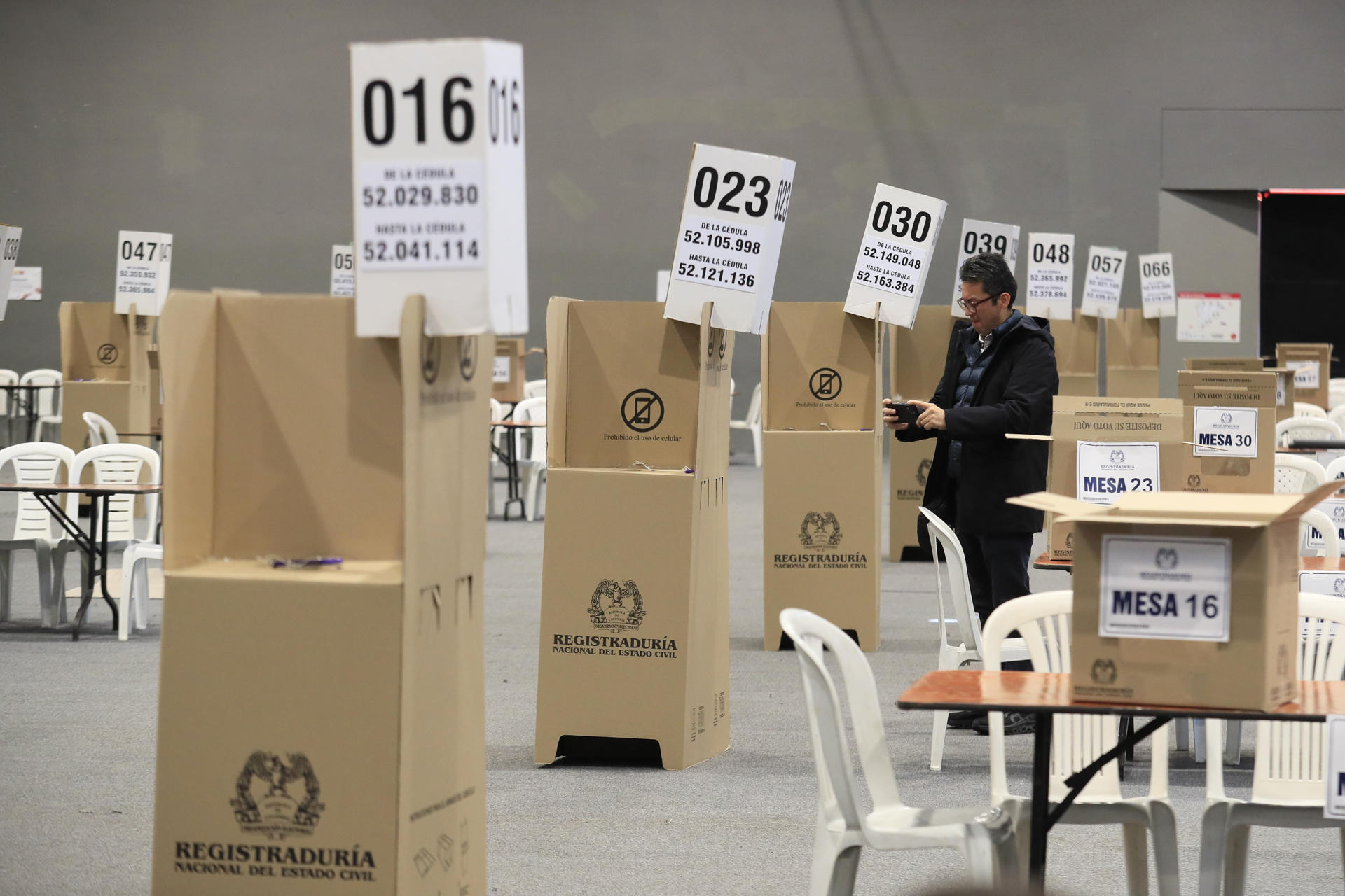 Colegios electorales abrieron para la segunda vuelta de las presidenciales en Colombia