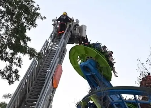 Momento aterrador: 15 niños quedaron colgando durante horas en una atracción de Long Island