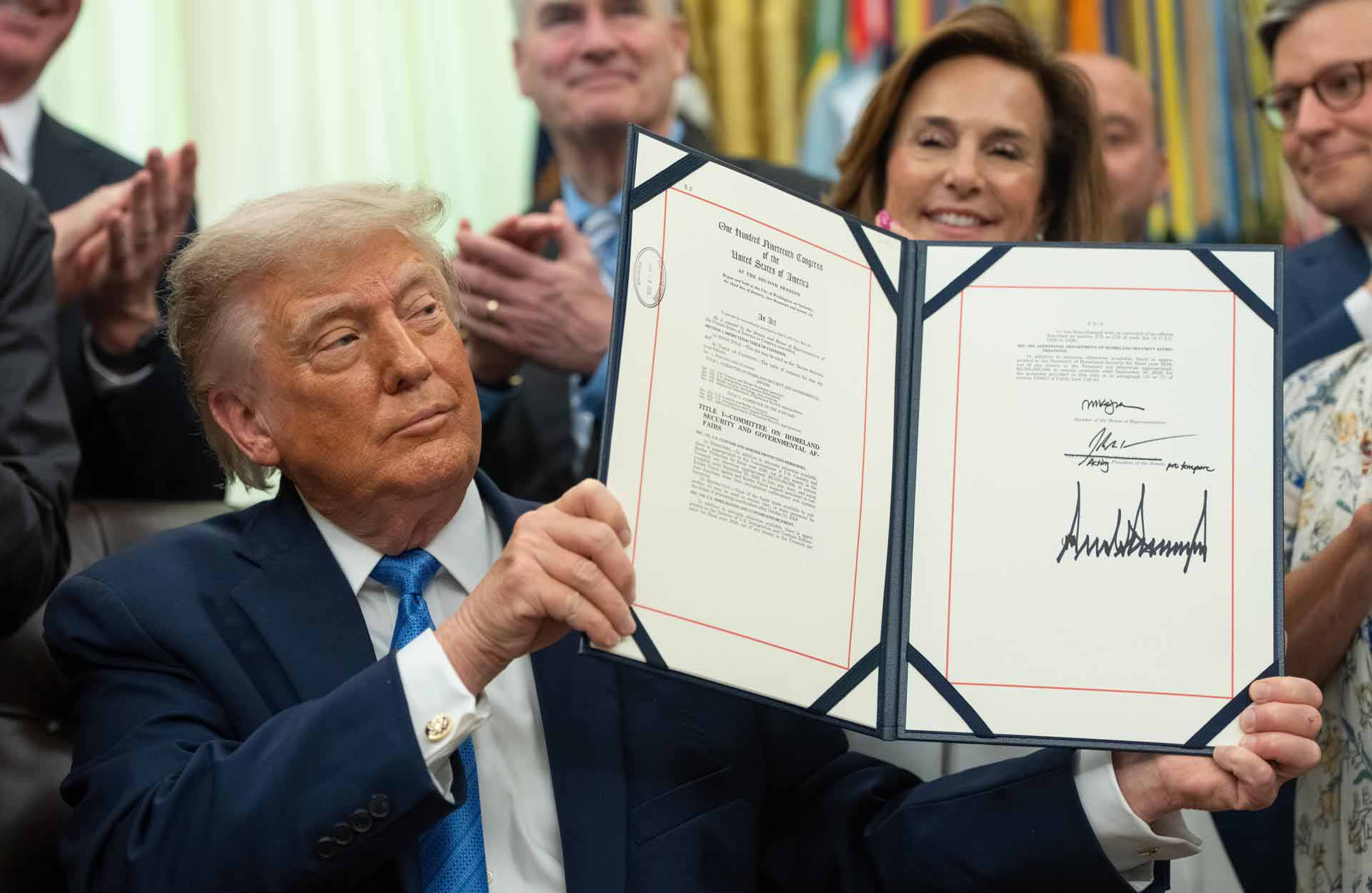 Trump firma la ley que destina 70 mil millones de 