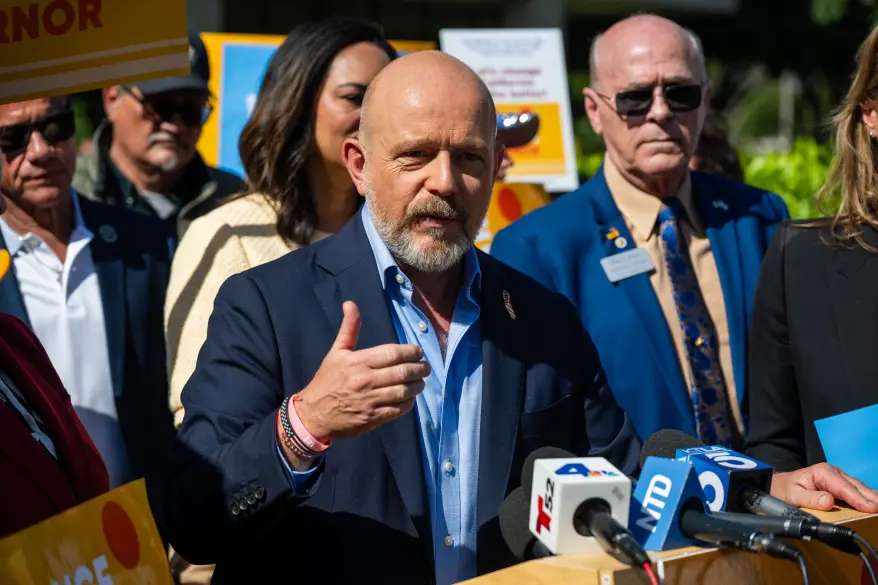 Steve Hilton y Xavier Becerra se enfrentarán en la