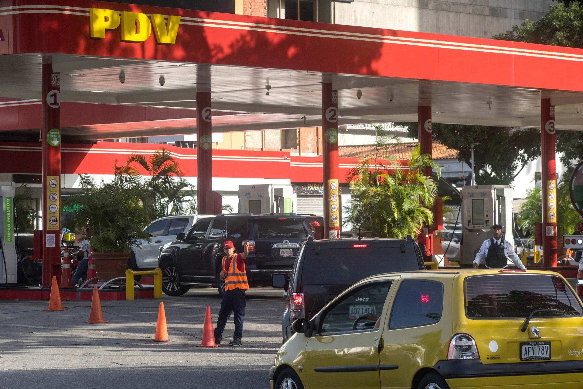Caraqueños se abastecen de insumos básicos en mercados y de gasolina tras terremotos