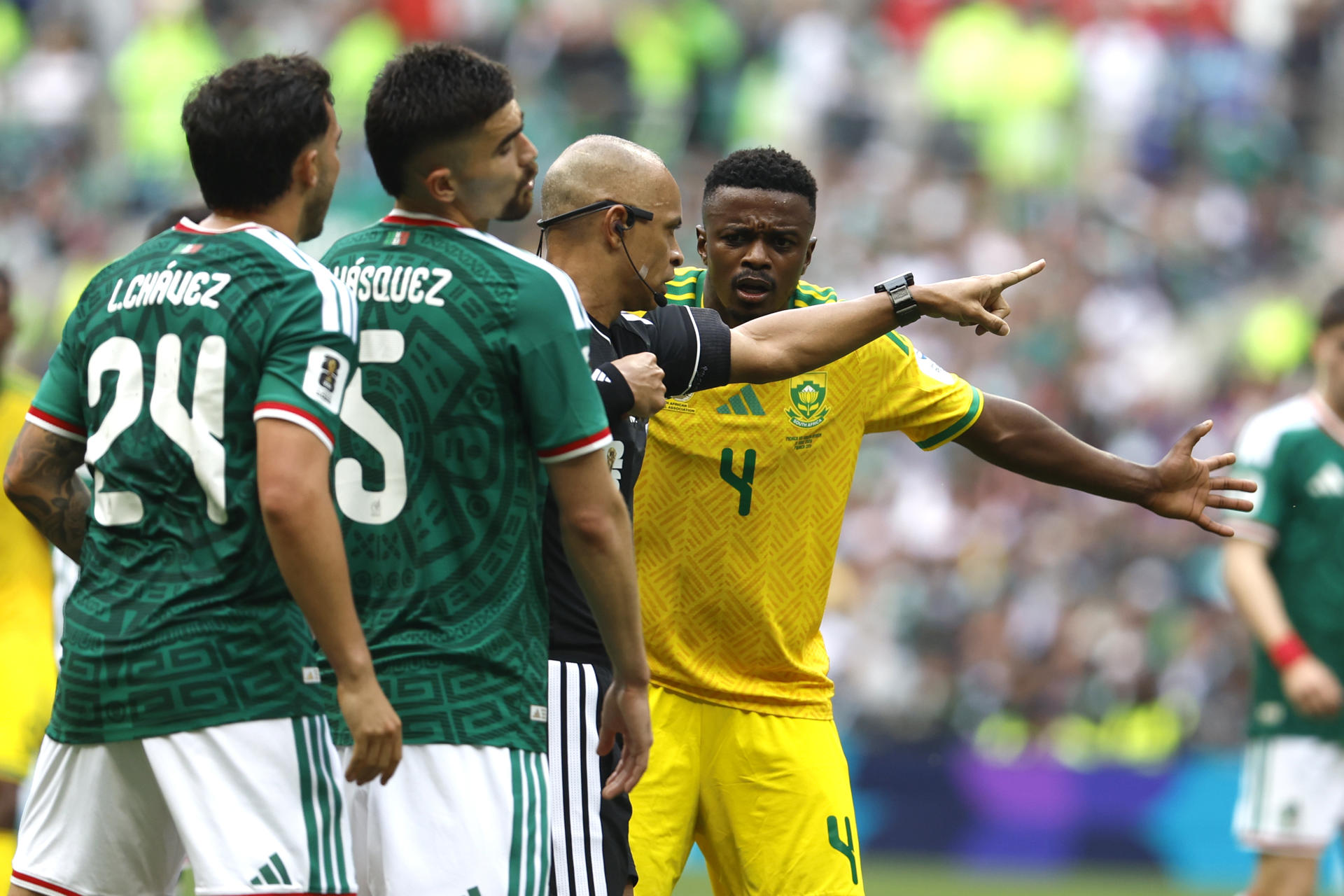 Árbitro explicó una expulsión en inglés y la reacción de jug