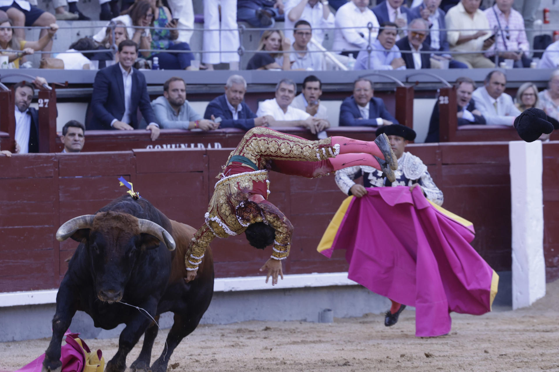 VIDEOS: La aparatosa cogida que sufrió el torero francés Clemente en Las Ventas de Madrid