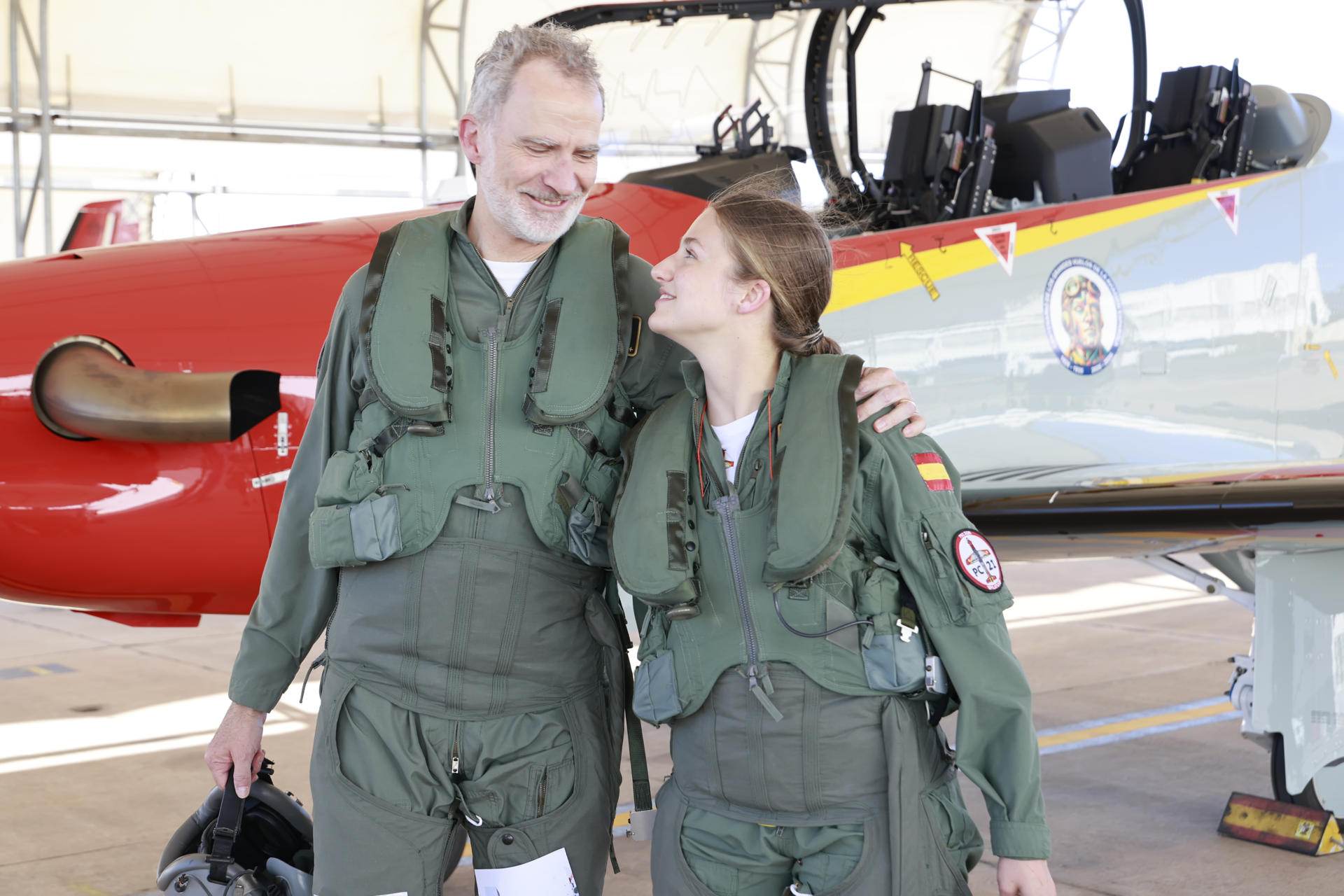 Cover image for Las FOTOS del vuelo militar del rey Felipe VI y la princesa Leonor