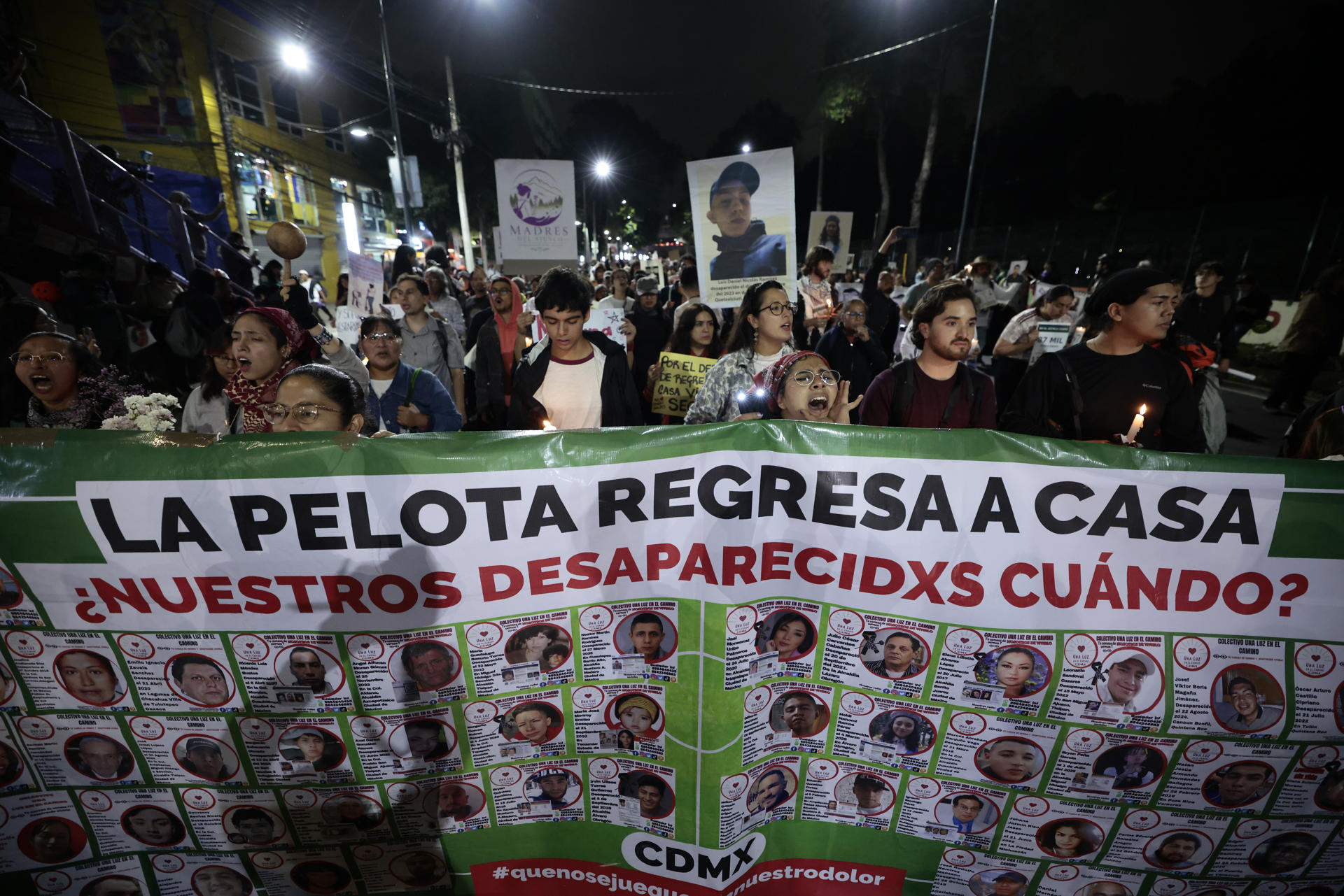 Muro policial evita que madres buscadoras lleguen al Estadio Azteca antes de la inauguración