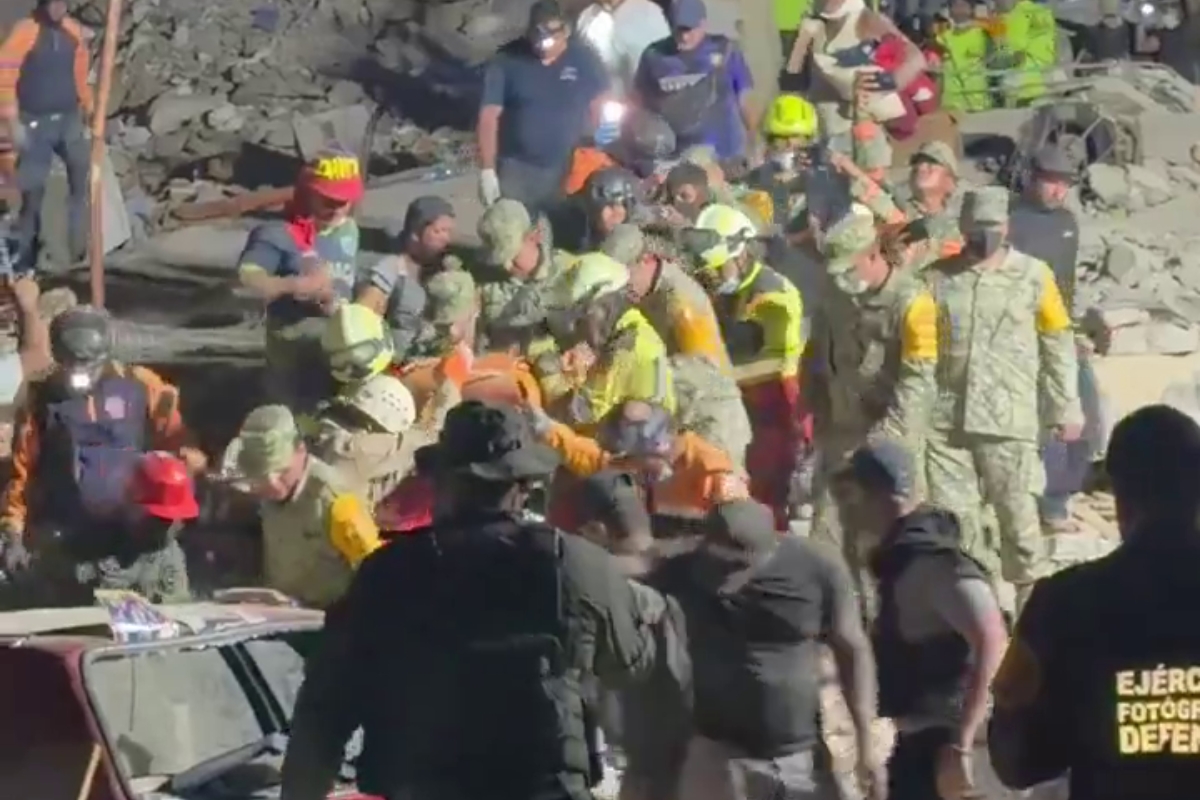 Milagro en Caraballeda: Rescatan con vida a niño de 11 años tras el desastre
