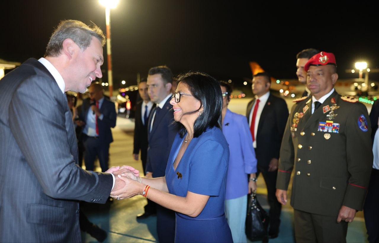 Delcy busca oxígeno internacional con escala en Turquía