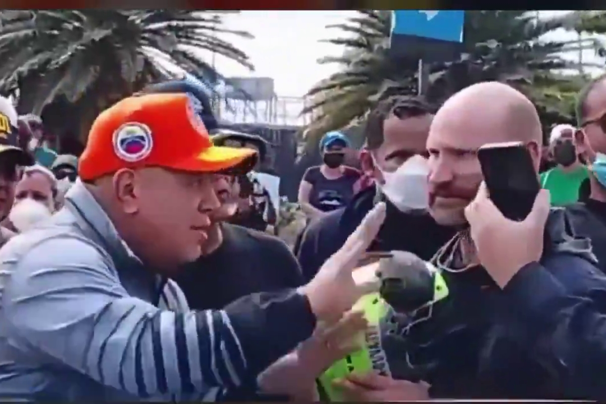 Rescatista de EEUU encaró a Diosdado Cabello tras impedirle el paso hacia otra zona de rescate (VIDEO)