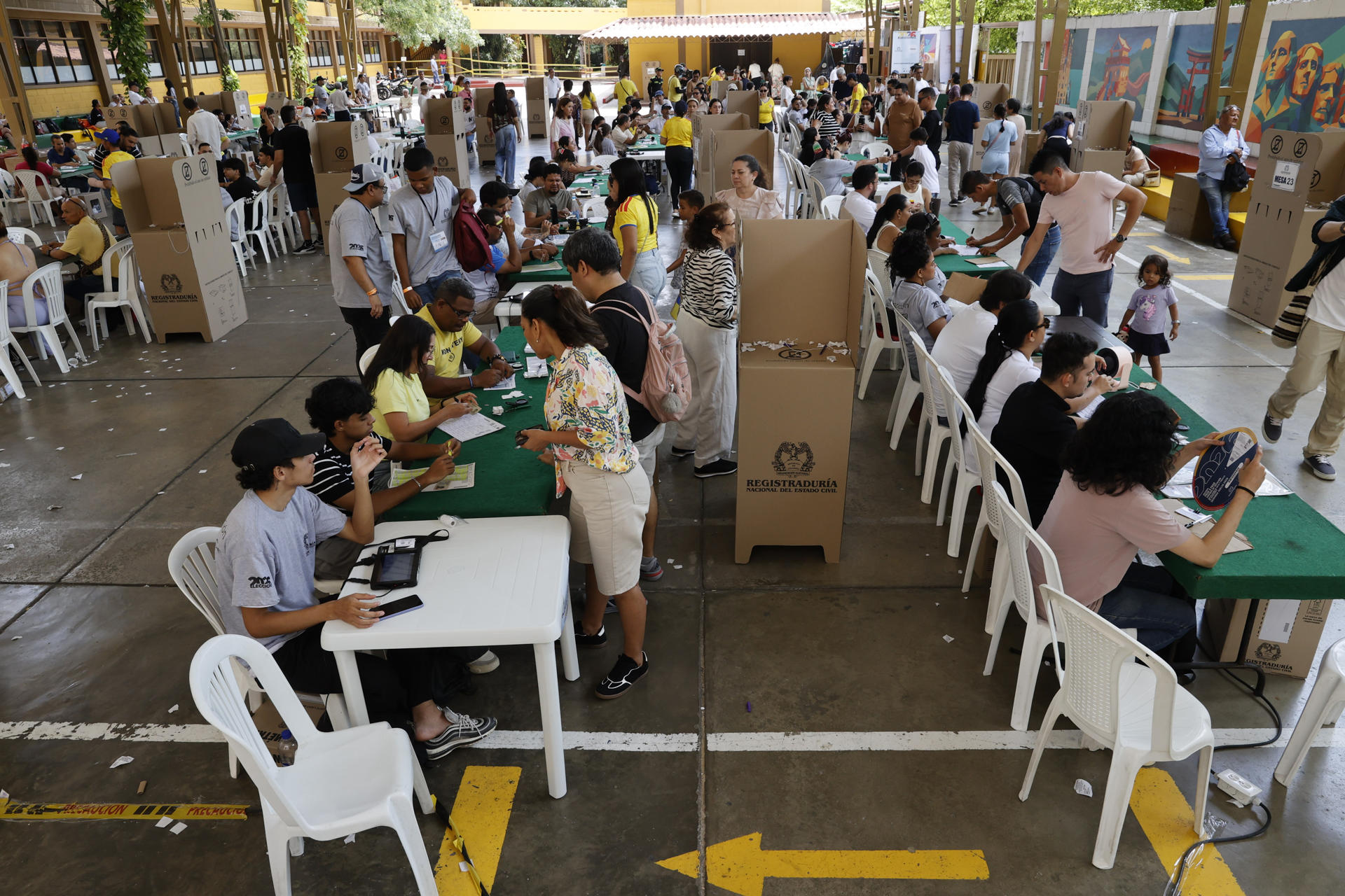 Cerraron los colegios electorales en Colombia y comienza el escrutinio para elegir al nuevo presidente