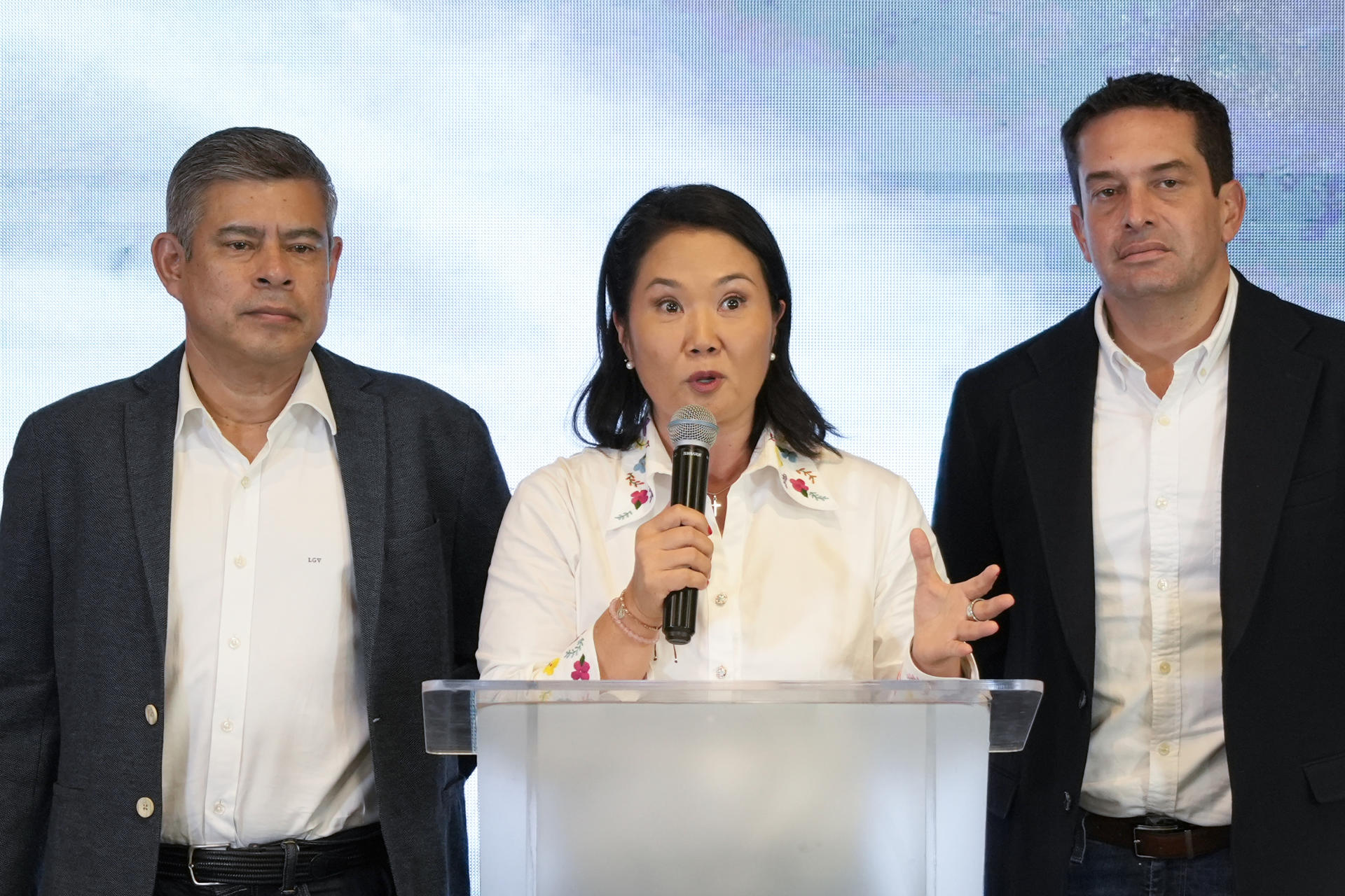 Fujimori insiste en esperar escrutinio completo en