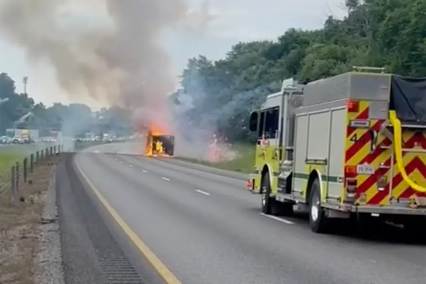 VIDEO impactante: camión que transportaba fuegos artificiale