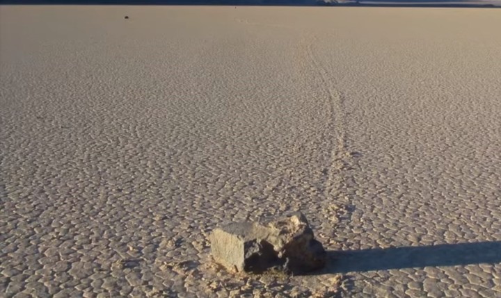 El misterio de las rocas zombies que se desplazan solas en el Valle de la Muerte (VIDEO)