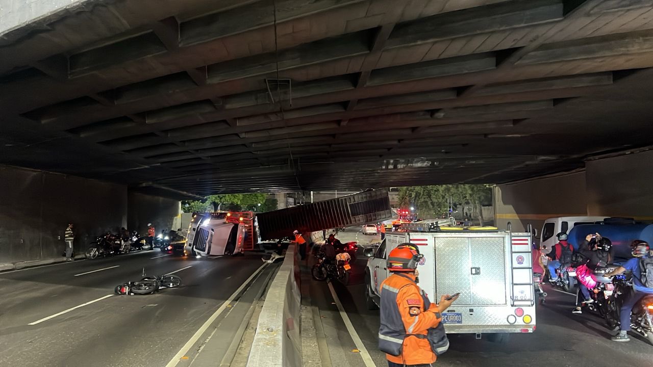 Noche trágica en Caracas: Fuerte accidente de gandola causó caos y muertes en una autopista este #3Jun