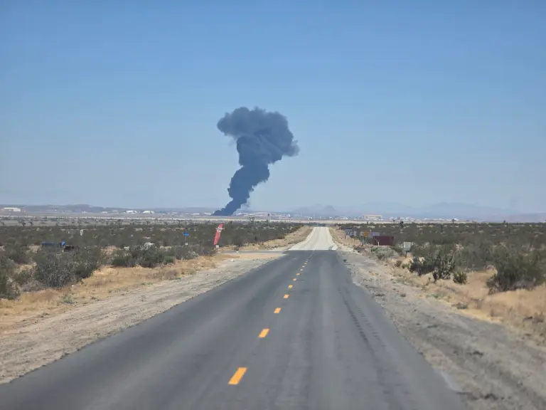 Se estrella bombardero B-52 en California, mueren ocho tripulantes