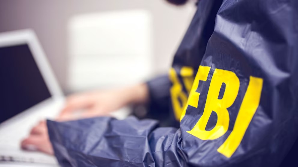 Escapó en avión privado tras un fraude millonario a Medicare y ahora es la más buscada por el FBI
