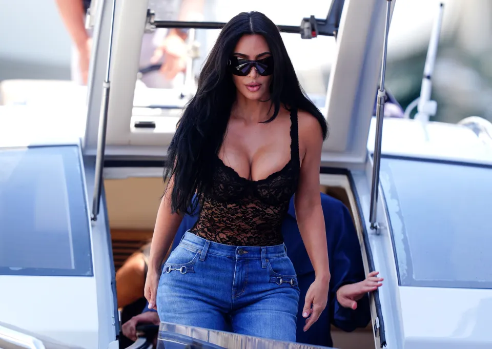 Kim Kardashian acaparó todas las miradas con un sensual y at