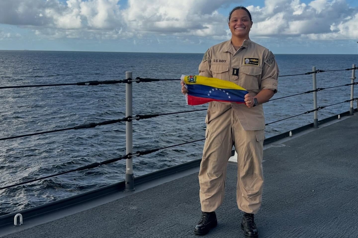 Una venezolana, miembro de la Marina de EEUU, llegó con el USS Fort Lauderdale para apoyar las labores de rescate