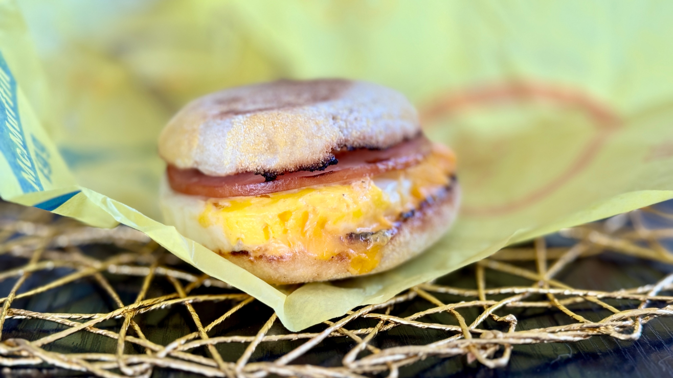 Mujer demandó a McDonald’s tras comer un McMuffin en Nueva York: cuál fue el motivo