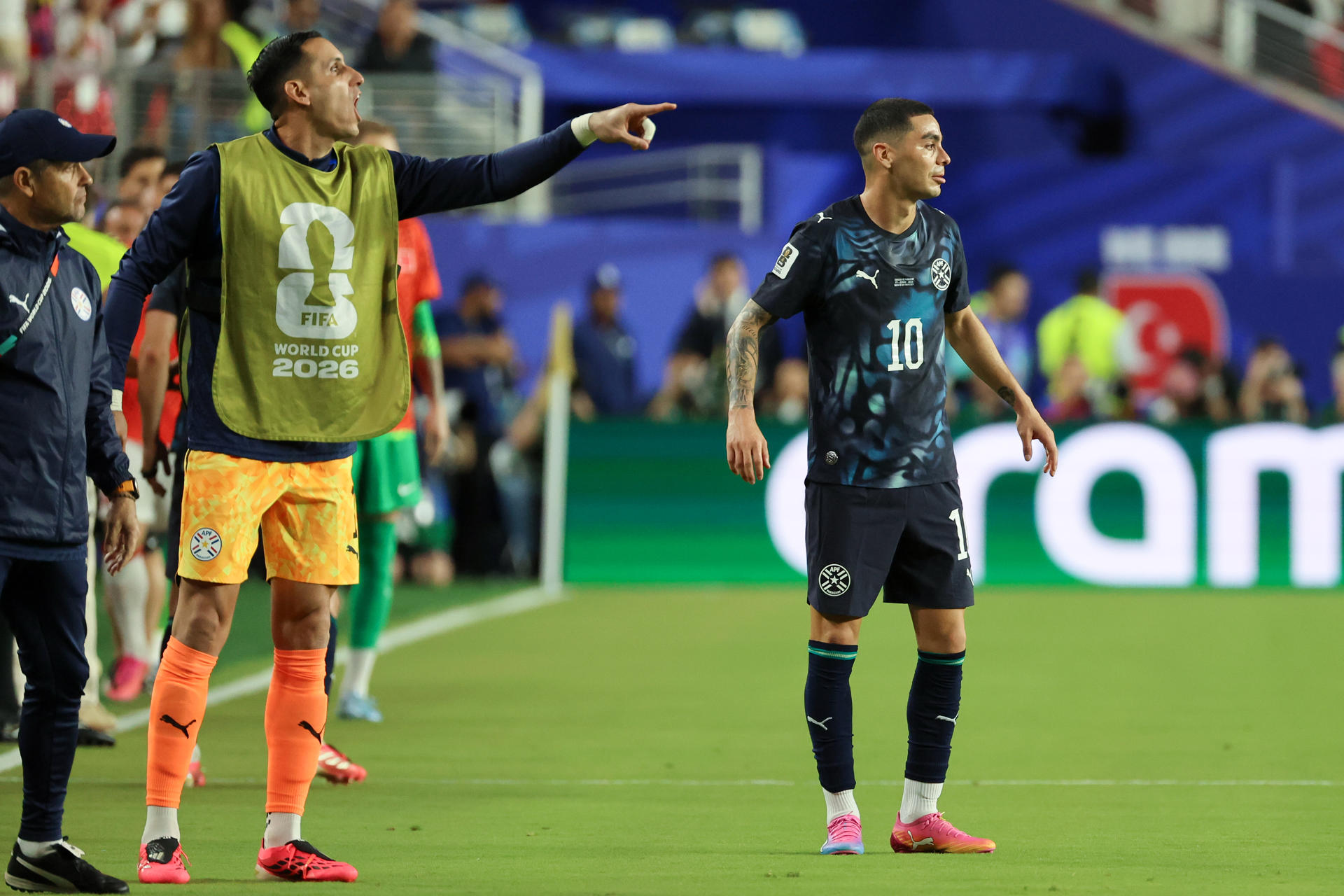 Almirón dejó a Paraguay con diez ante Turquía tras ser el primer expulsado por la "ley Prestianni" (VIDEO)