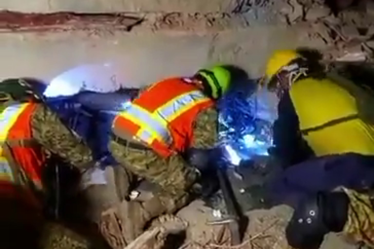 Dos niños y su padre podrían seguir con vida bajo una estructura colapsada en Catia La Mar, reveló Bukele (VIDEO)