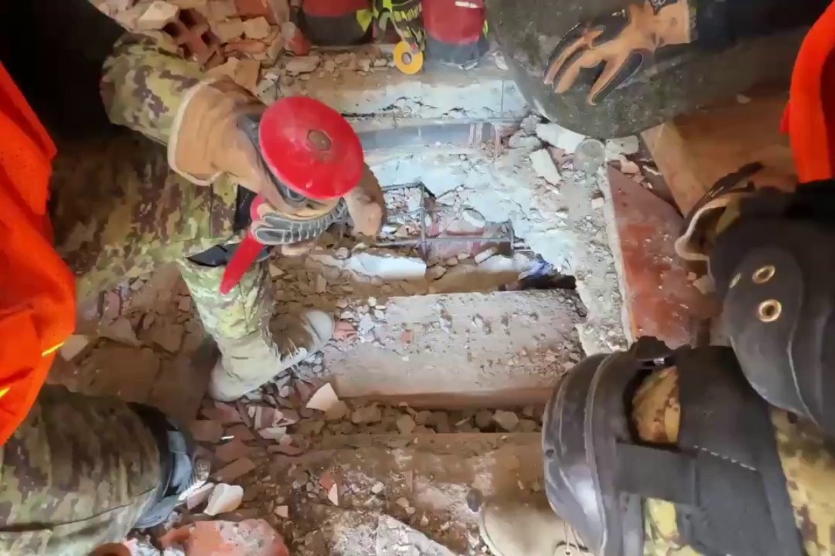 Una nueva señal de vida en medio de la tragedia: el VIDEO que compartió Bukele de una sobreviviente