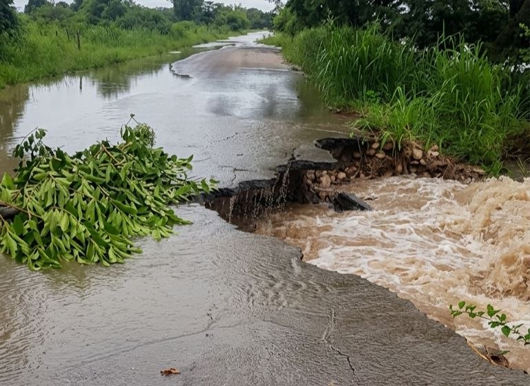 ¡Alerta! Inundación está socavando la carretera de