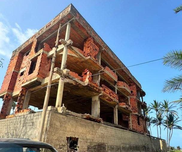 Habitantes de Tucacas temen que edificios con graves daños por terremotos caigan sobre sus casas