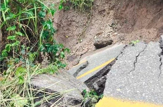 Habilitan un solo canal en la carretera de Río Cla