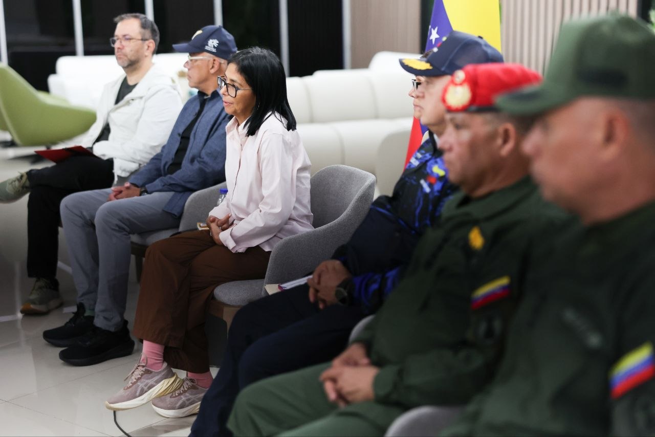En plena emergencia, Delcy apartó a rescatistas extranjeros de sus labores para un acto político (VIDEO)