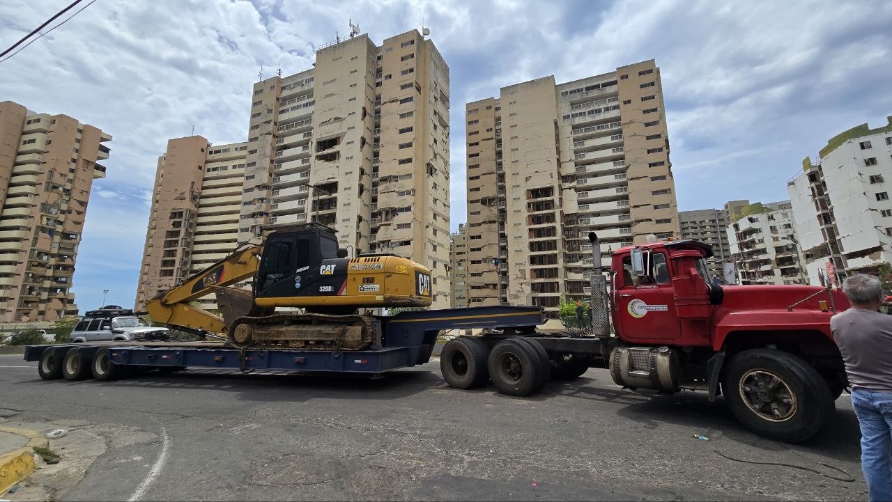 Tensión en La Guaira: Comunidad de Playa Grande frena con cadena humana el desvío de maquinaria pesada