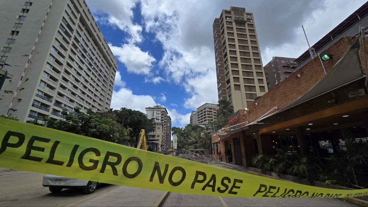 Decenas de familias acampan en las aceras de Chacao para salvar lo que les queda
