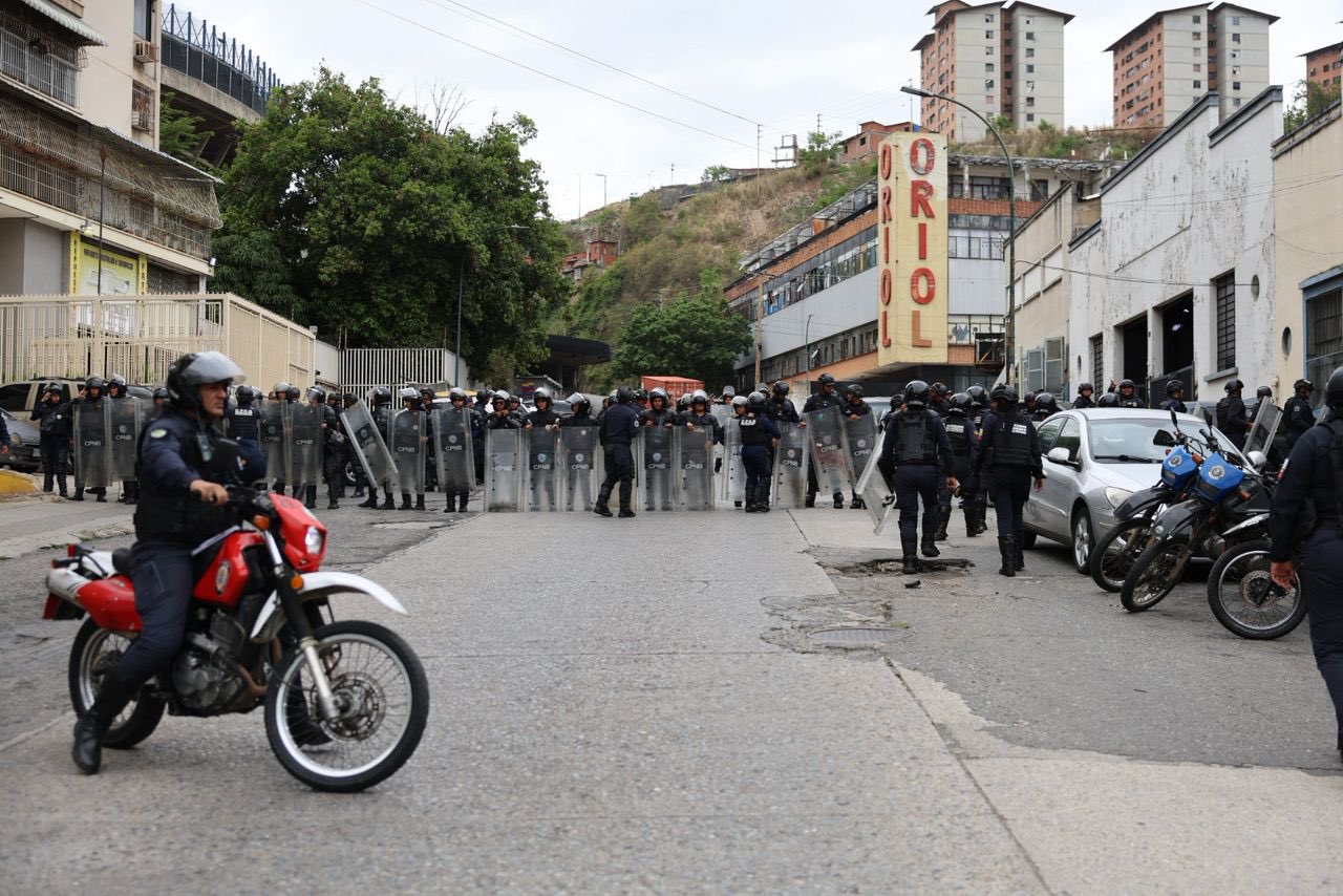 Denunciaron amedrentamiento de la PNB contra familias de presos políticos en adyacencias de El Helicoide